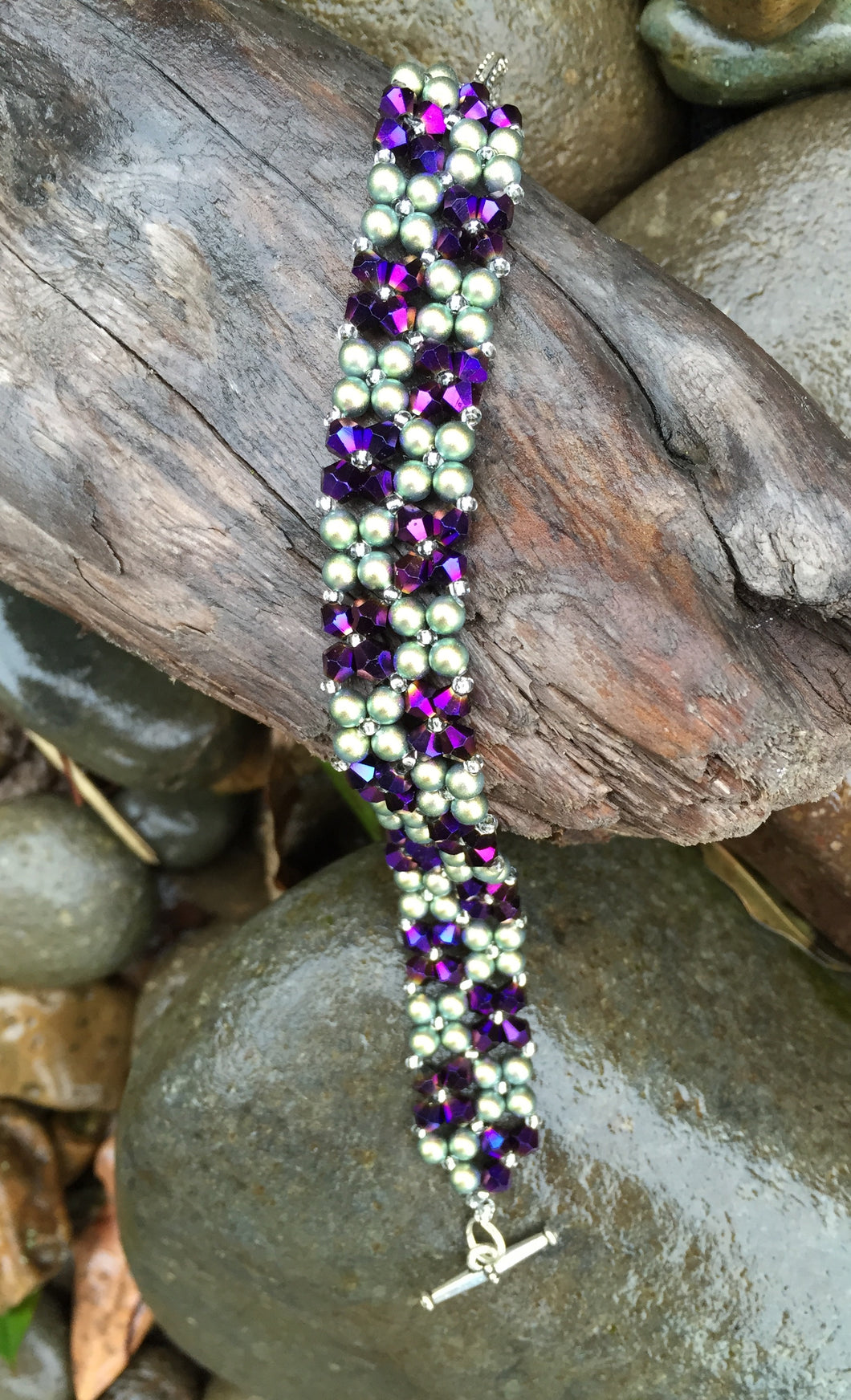 This gorgeous Swarovski Purple Velvet crystal and Scarabaeus green Swarovski pearl bracelet measures approximately 7