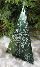 Load image into Gallery viewer, Holiday ornaments - Snowflakes on streaky Green